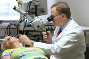 Paul Lambert ent specialist 300x200 - Qual o motivo para visitar uma clínica de otorrinolaringologia?